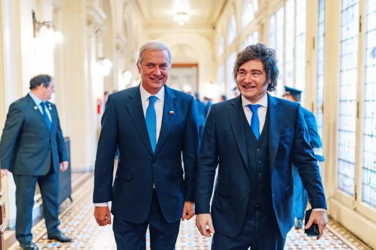 Histórico encuentro: Milei visita La Moneda y se reúne con Kast