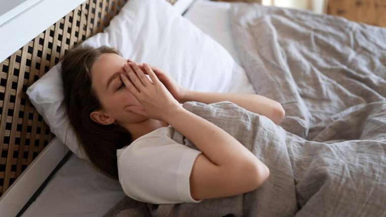 Sin siestas ni cafeína después del mediodía: experto da el dato para adaptarse al cambio de hora de este sábado