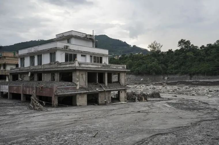 Elevan a 1.295 los muertos por las riadas en Nepal