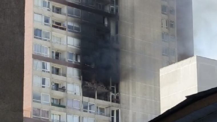 Incendio afecta a piso 15 de edificio residencial en Santiago centro