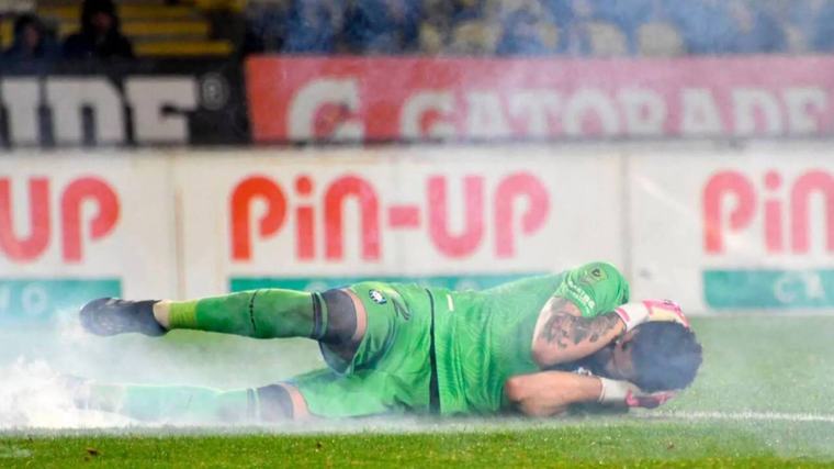 Huachipato informó estado de Christian Bravo: arquero quedará internado tras recibir bomba de ruido
