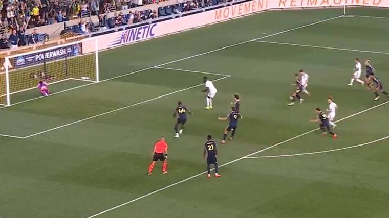 [VIDEO] Compañero de Alexis Prince Owusu desperdició penal con horrorosa ejecución
