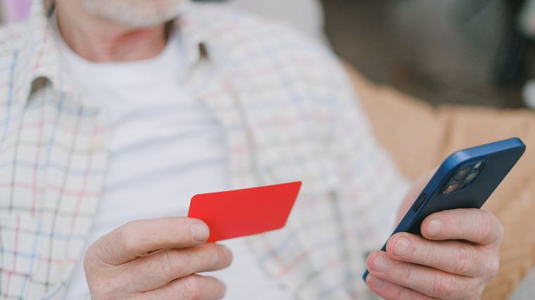 Personas mayores son más vulnerables a sufrir ciberestafas pese a confianza en los pagos online