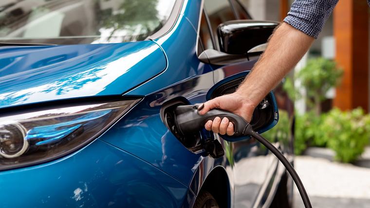 Electromovilidad en Chile: 77% optaría por autos sustentables pero faltan cargadores residenciales