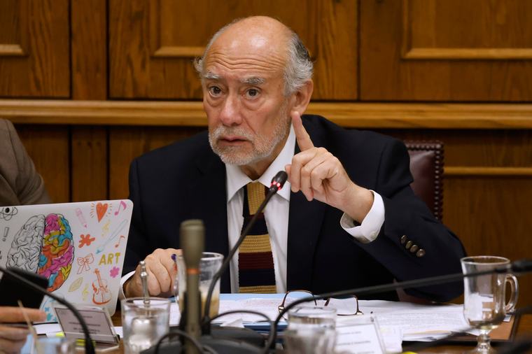 Senador Flores (DC) y nuevo estado de excepción: “No podemos a cambio de vender humo en materia de seguridad, trastocar la democracia”