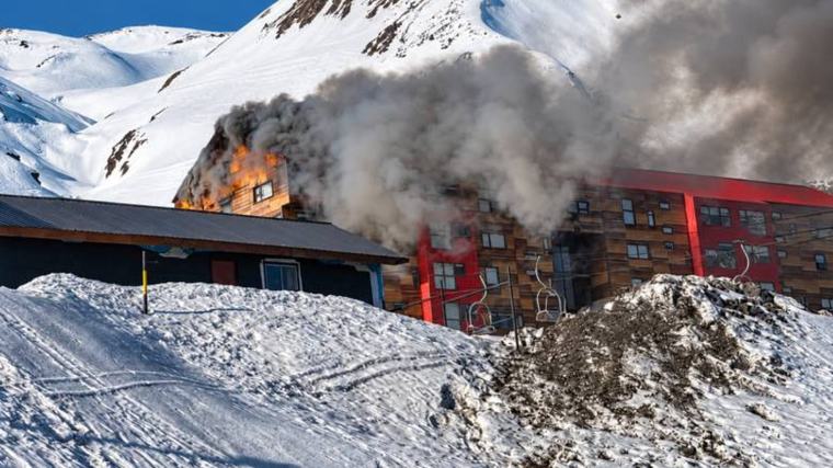 🔥 INCENDIO 07-sept · 10:58 Incendio en Nevados de Chillán: reconocido hotel consume las llamas y centro de esquí cerrará temporalmente