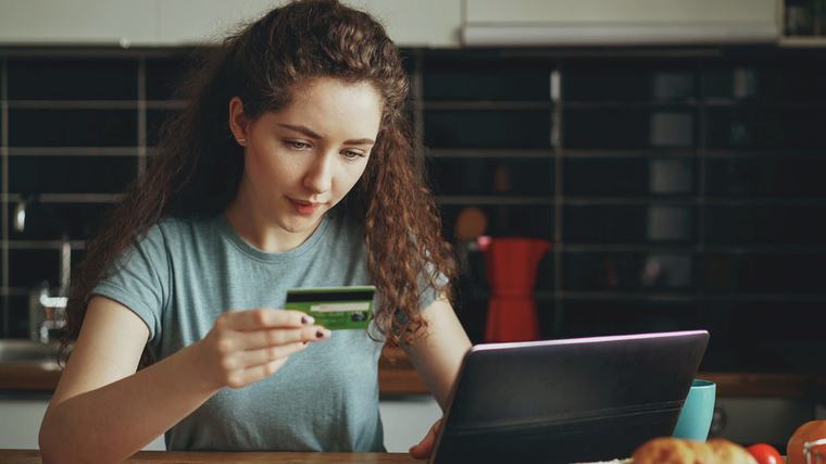 Cuentas bancarias desde la adolescencia: expertos analizan beneficios y riesgos