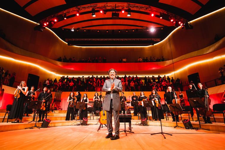 Manuel García de gala: celebró “Pánico” con impecable show sinfónico