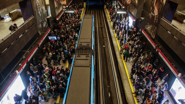 ¿Falla más que antes el Metro de Santiago? Las cifras y lo que hay detrás de los incidentes que afectan a miles de usuarios