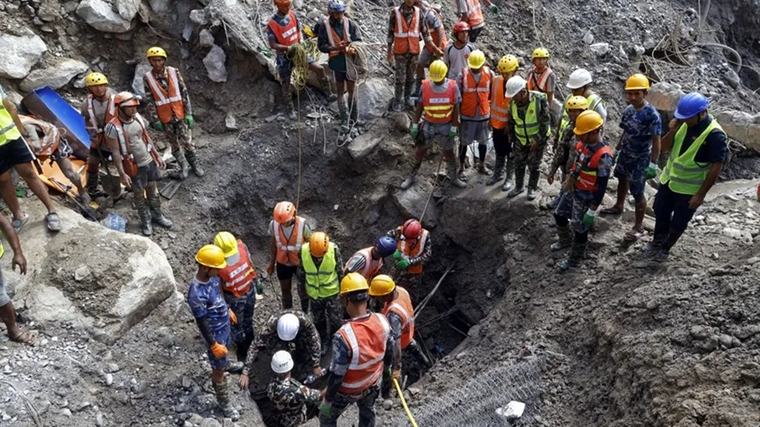 Milagroso rescate en Nepal: tras 10 días atrapados por la riada, rescatan a dos personas con vida