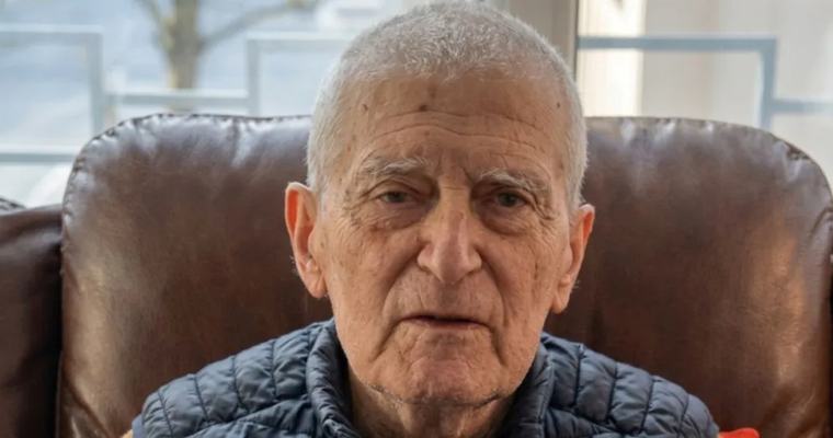Deterioro en la salud de Camilo Escalona: permanece en la Clínica Indisa