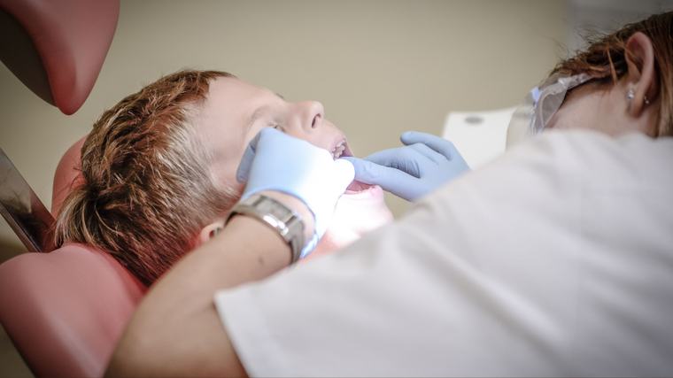 Estudio de salud bucal revela "abismante brecha" de caries entre colegios públicos y privados