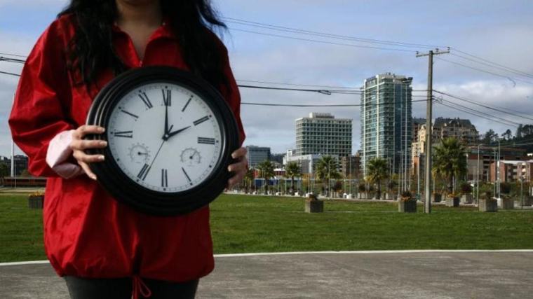 Noticias 13 Que no se le pase: esta noche cambia la hora en Chile y así debe ajustar su reloj