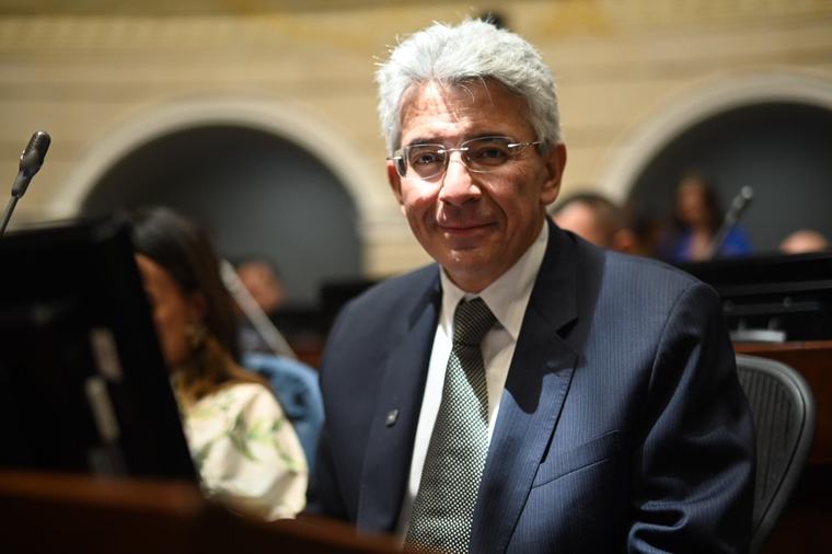 Enrique Gómez, senador colombiano: “Los que manipulan las redes con dineros del narcotráfico y la corrupción son los candidatos de izquierda”