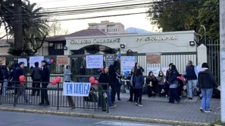 Profesores del Colegio Calasanz inician huelga y alumnos se adhieren a sus demandas