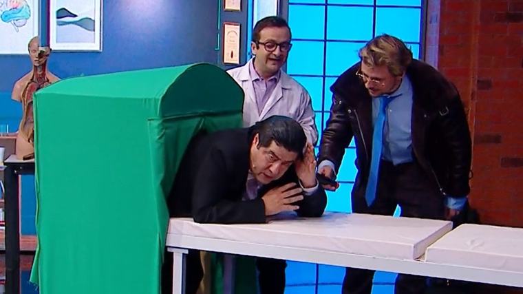 Clarinetista sorprendió con insólita forma de tocar su instrumento en Detrás del Muro