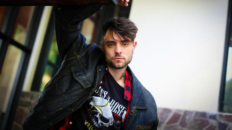 Entretención Joven rebelde y hasta con tatuajes: el nuevo rol y look con que Lucas Maffei sorprenderá en las mininovelas del 13
