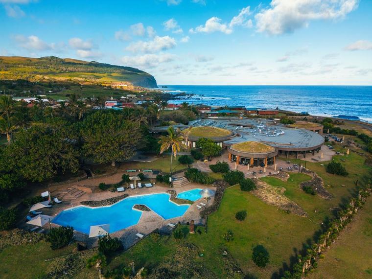 De Hollywood a Chile: Así es el exclusivo hotel en Rapa Nui donde se hospedaron Sam Rockwell y John Malkovich