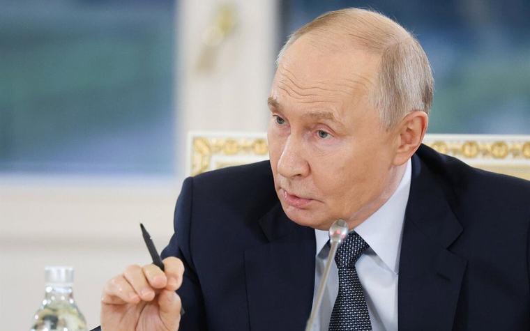 Putin ordena suspender por tres días los ataques contra Kiev durante visita de emisarios de Trump