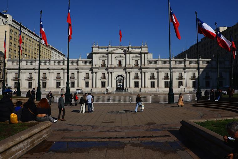 Cañones, Ford Galaxie y banda presidencial: La Moneda abre sus puertas al público para una nueva jornada de cruce peatonal